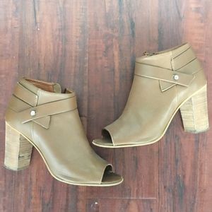 Steve madden booties in cognac 7.5